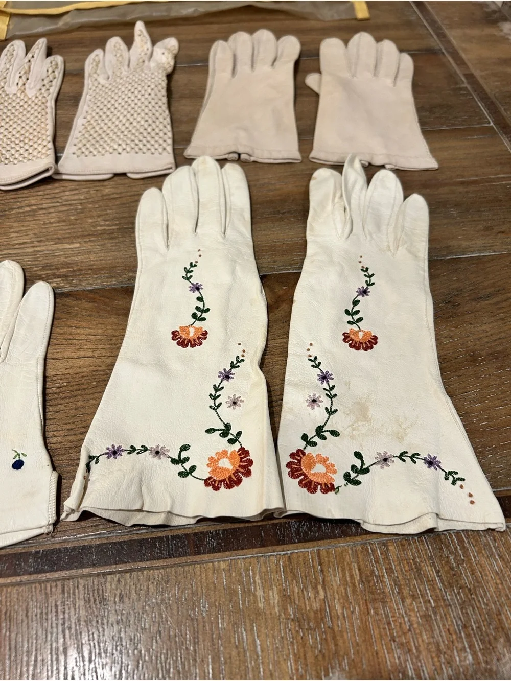 Five pair of vintage kid gloves (leather) with vintage glove holder🌼